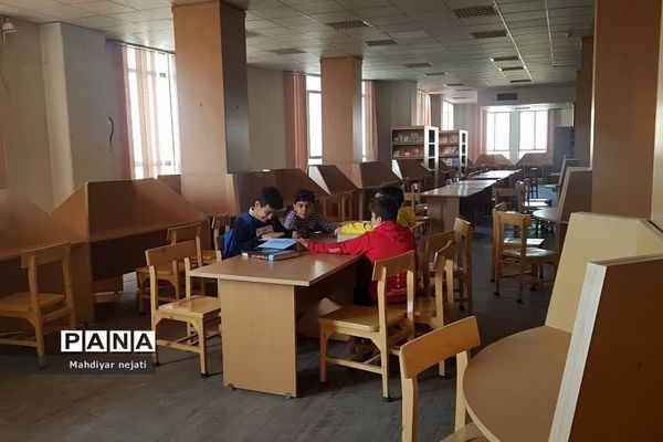 اردوی علمی دانش‌آموزان دبستان پسرانه سما در کتابخانه دانشگاه آزاد اسلامی رودهن