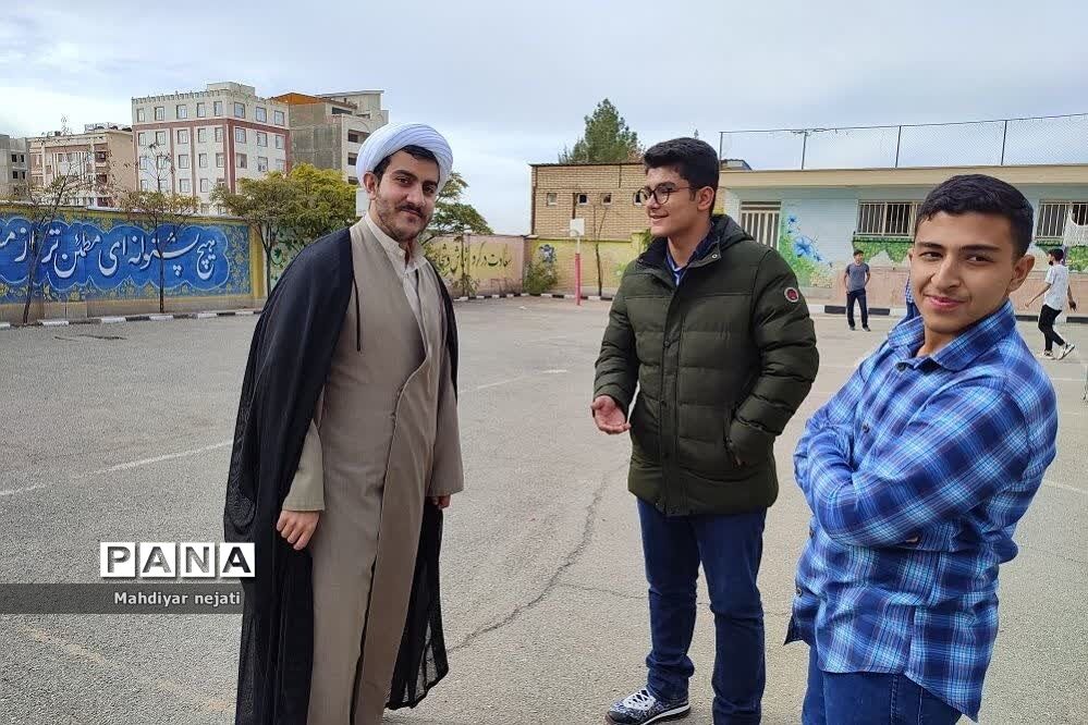 ارتباط صمیمی روحانیت با دانش‌آموزان در مدرسه استعدادهای درخشان شهید بهشتی رودهن