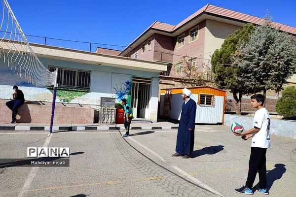 ارتباط صمیمی روحانیت با دانش‌آموزان در مدرسه استعدادهای درخشان شهید بهشتی رودهن