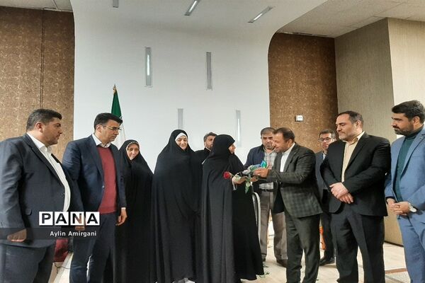 مراسم تجلیل از همکاران اداری آموزش و پرورش منطقه 2