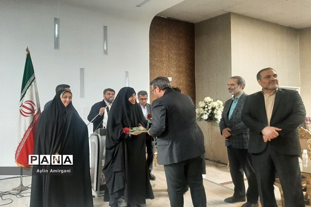 مراسم تجلیل از همکاران اداری آموزش و پرورش منطقه 2
