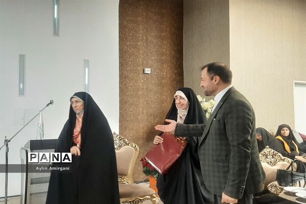 مراسم تجلیل از همکاران اداری آموزش و پرورش منطقه 2