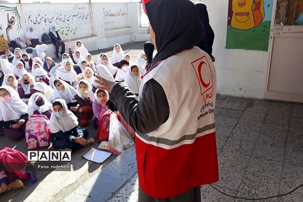 آموزش کمک‌های اولیه توسط مربیان هلال احمر در مدارس رودهن