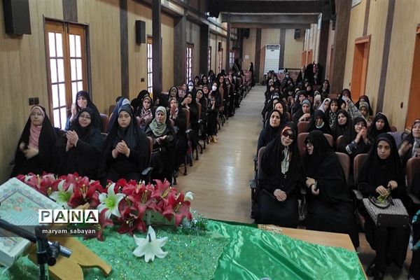 دورهمی خواهران شهدا و دانش‌آموزان به مناسبت میلاد حضرت زینب (س)