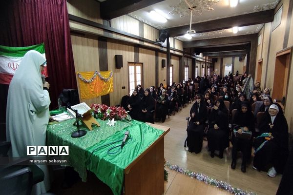 دورهمی خواهران شهدا و دانش‌آموزان به مناسبت میلاد حضرت زینب (س)