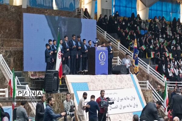اجتماع 10هزار نفری طلایه‌داران و جهادگران اقتصاد مقاومتی استان فارس