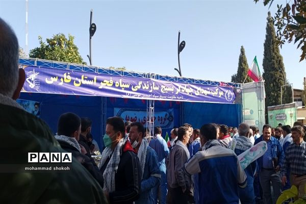 اجتماع 10هزار نفری طلایه‌داران و جهادگران اقتصاد مقاومتی استان فارس