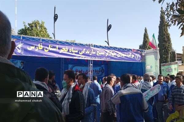 اجتماع 10هزار نفری طلایه‌داران و جهادگران اقتصاد مقاومتی استان فارس