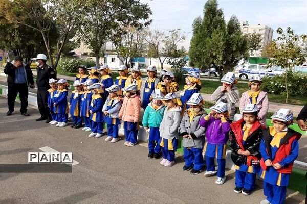 حضور نوآموزان پیش‌دبستانی باغ درنا در پارک آموزش ترافیک شهرداری شهرستان قرچک