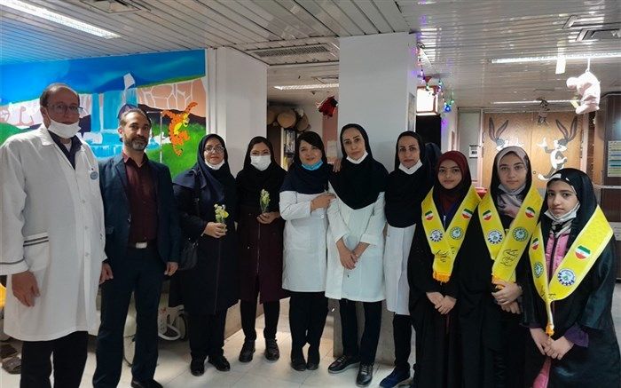 تقدیر از کادر درمان توسط دانش‌آموزان خبرنگار پانا استان اصفهان/ فیلم