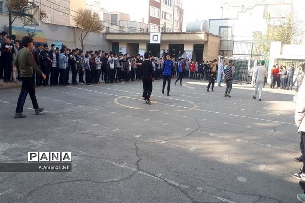 شادابی و نشاط در مسابقات فوتبال درون مدرسه‌ای