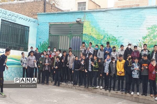 شادابی و نشاط در مسابقات فوتبال درون مدرسه‌ای