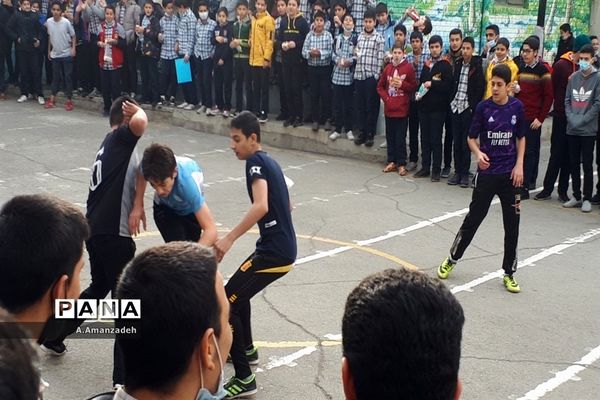 شادابی و نشاط در مسابقات فوتبال درون مدرسه‌ای