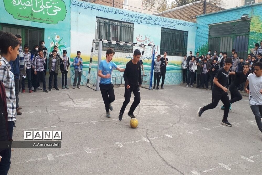 شادابی و نشاط در مسابقات فوتبال درون مدرسه‌ای