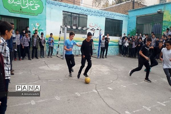 شادابی و نشاط در مسابقات فوتبال درون مدرسه‌ای