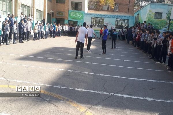 شادابی و نشاط در مسابقات فوتبال درون مدرسه‌ای