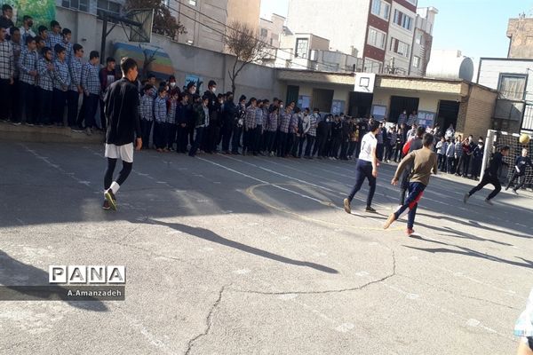 شادابی و نشاط در مسابقات فوتبال درون مدرسه‌ای
