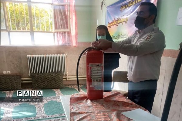 آموزش استفاده از کپسول آتش‌نشانی برای دانش‌آموزان رودهن