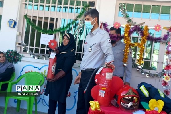 آموزش استفاده از کپسول آتش‌نشانی برای دانش‌آموزان رودهن