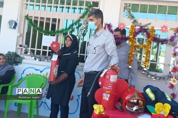 آموزش استفاده از کپسول آتش‌نشانی برای دانش‌آموزان رودهن