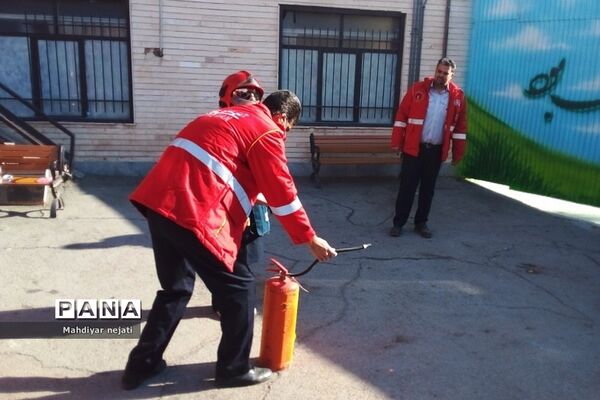 آموزش استفاده از کپسول آتش‌نشانی برای دانش‌آموزان رودهن