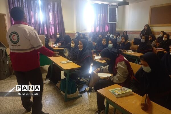 آموزش استفاده از کپسول آتش‌نشانی برای دانش‌آموزان رودهن