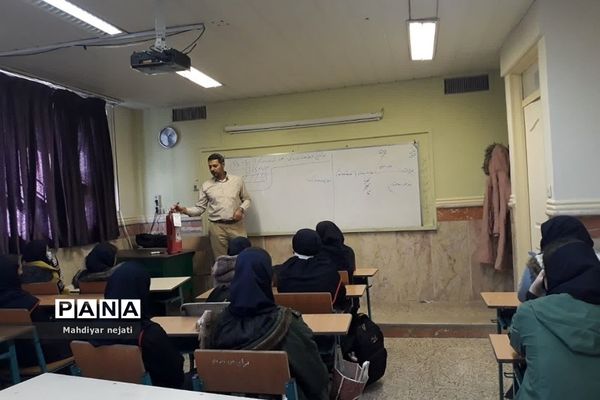 آموزش استفاده از کپسول آتش‌نشانی برای دانش‌آموزان رودهن