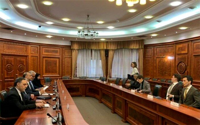 دیدار و گفت‌وگوی وزیر خارجه ایران با نخست‌وزیر صربستان