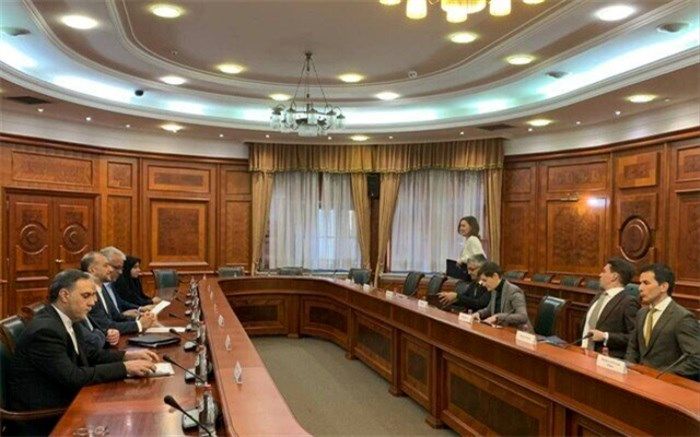دیدار و گفت‌وگوی وزیر خارجه ایران با نخست‌وزیر صربستان