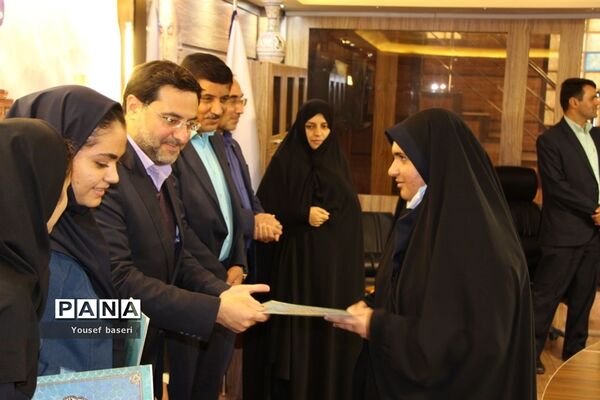 تقدیر از دانش‌آموزان پژوهشگر برتر یزدی