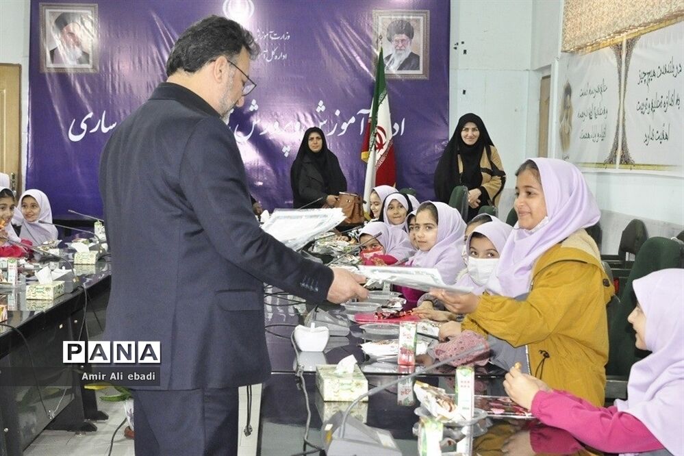 دیدار صمیمی دانش‌آموزان دبستان صمدایی با مدیر آموزش و پرورش ناحیه 2 ساری
