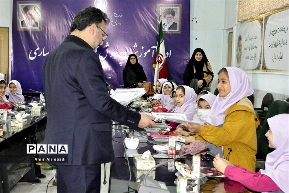 دیدار صمیمی دانش‌آموزان دبستان صمدایی با مدیر آموزش و پرورش ناحیه 2 ساری