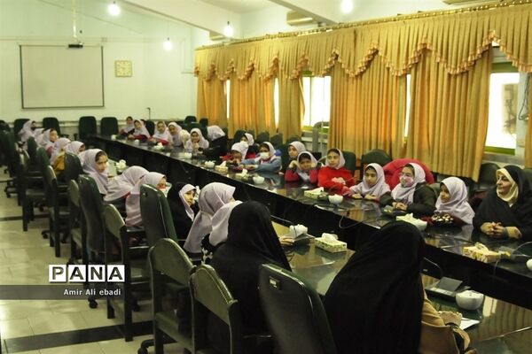 دیدار صمیمی دانش‌آموزان دبستان صمدایی با مدیر آموزش و پرورش ناحیه 2 ساری