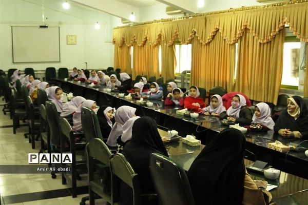 دیدار صمیمی دانش‌آموزان دبستان صمدایی با مدیر آموزش و پرورش ناحیه 2 ساری