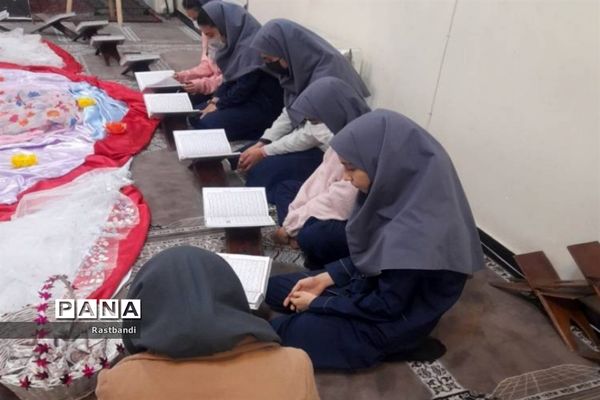 محفل انس با قرآن در دبیرستان وحدت منطقه ۱۳