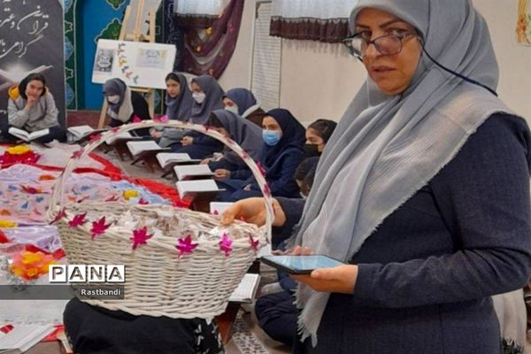 محفل انس با قرآن در دبیرستان وحدت منطقه ۱۳