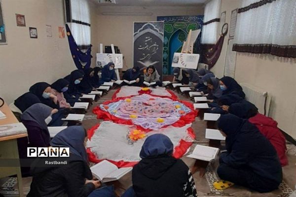 محفل انس با قرآن در دبیرستان وحدت منطقه ۱۳