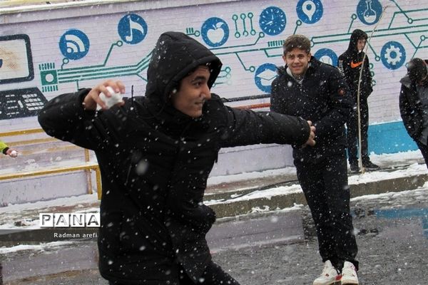 بارش برف و ایجاد نشاط در دانش‌آموزان مرکز پرورش استعداد های درخشان دارالفنون شهریار