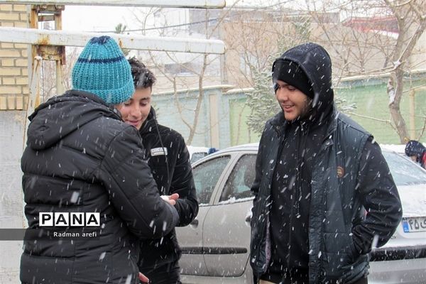 بارش برف و ایجاد نشاط در دانش‌آموزان مرکز پرورش استعداد های درخشان دارالفنون شهریار