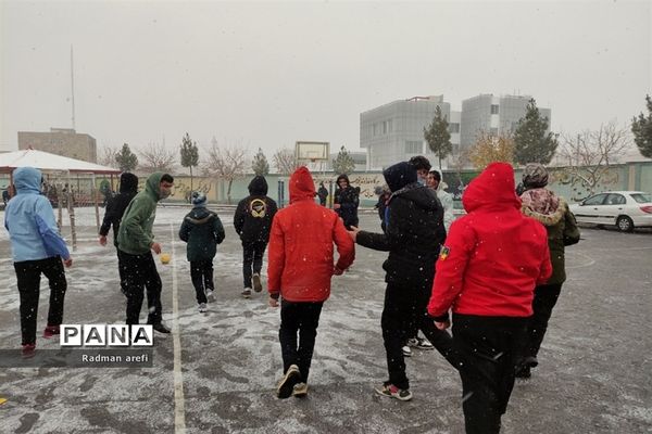 بارش برف و ایجاد نشاط در دانش‌آموزان مرکز پرورش استعداد های درخشان دارالفنون شهریار