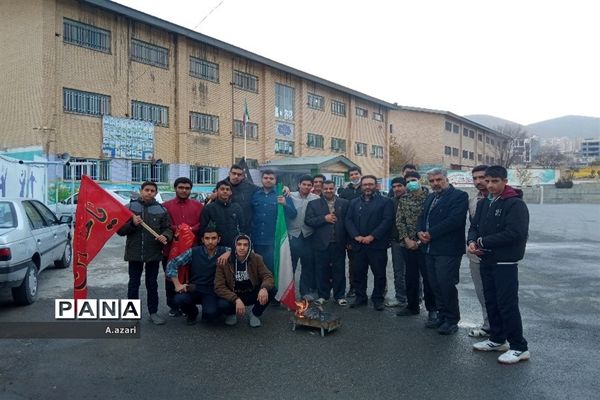 میزبانی دانش‌آموزان مدرسه معارف از شهید گمنام در شهرکرد