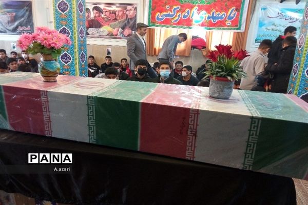 میزبانی دانش‌آموزان مدرسه معارف از شهید گمنام در شهرکرد