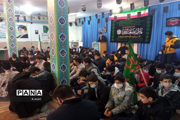 میزبانی دانش‌آموزان مدرسه معارف از شهید گمنام در شهرکرد