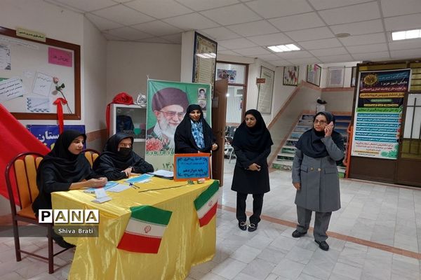 جلسه دیدار اولیا با دبیران در دبیرستان عفاف کاشمر