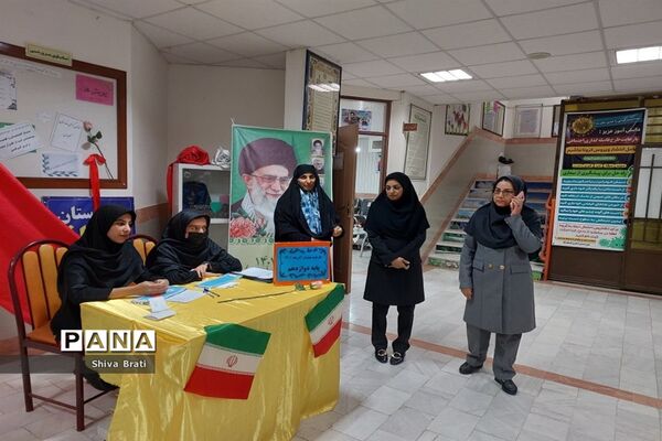 جلسه دیدار اولیا با دبیران در دبیرستان عفاف کاشمر