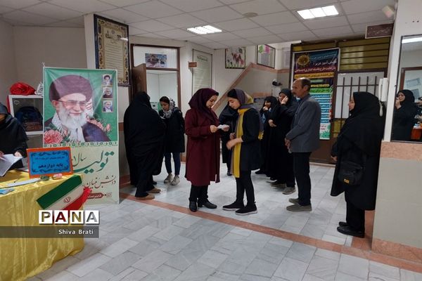 جلسه دیدار اولیا با دبیران در دبیرستان عفاف کاشمر