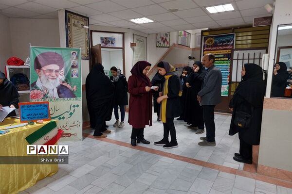 جلسه دیدار اولیا با دبیران در دبیرستان عفاف کاشمر