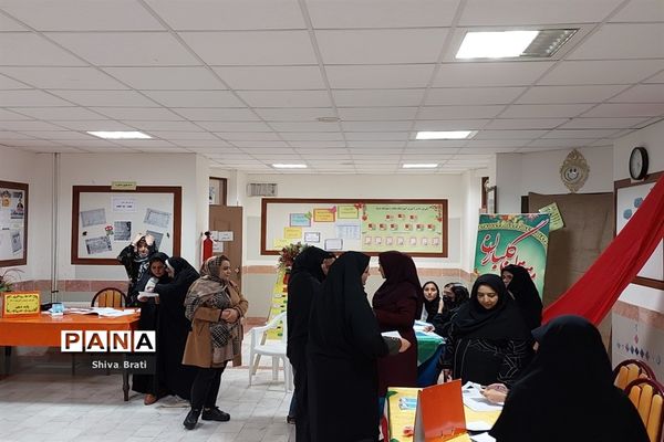 جلسه دیدار اولیا با دبیران در دبیرستان عفاف کاشمر