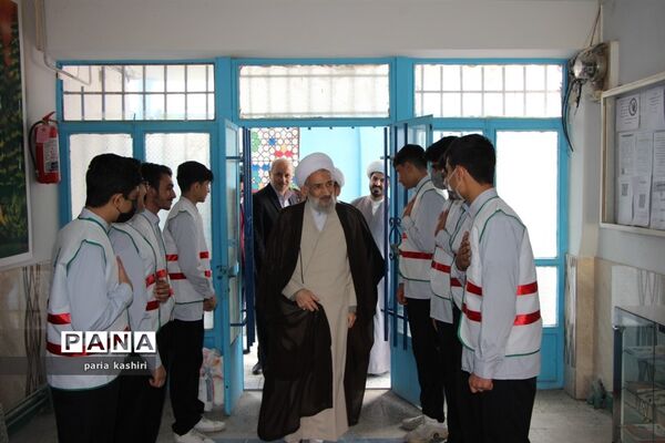 برگزاری نماز جماعت در دبیرستان صیاد شیرازی ساری
