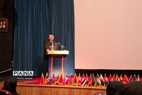 بازدید دانش‌آموزان منطقه ۱۳ از موسسه لغت‌نامه دهخدا